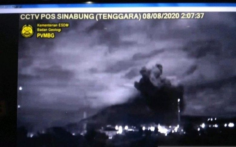 podiumnews.com-Erupsi, Empat Kecamatan Terdampak Abu Vulkanik Gunung Sinabung
