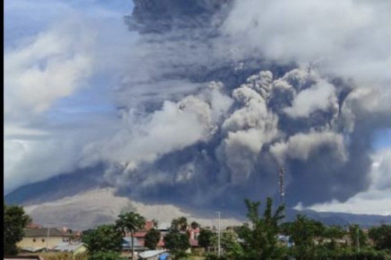 Gunung Sinabung Erupsi, Luncurkan Awan Panas Sejauh 1.500 Meter