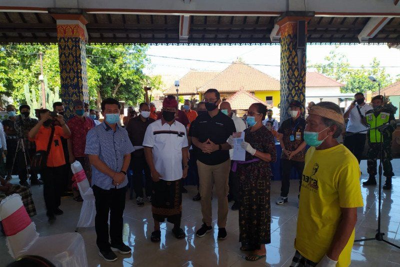 Mensos Bagikan BST di Desa Kusamba-Padangbai