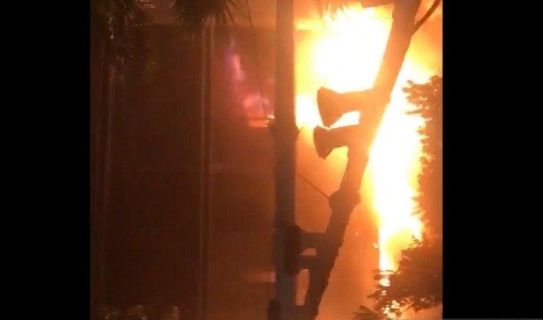 podiumnews.com-Damkar Jakarta Selatan Kerahkan 24 Unit Pemadam ke Kejagung