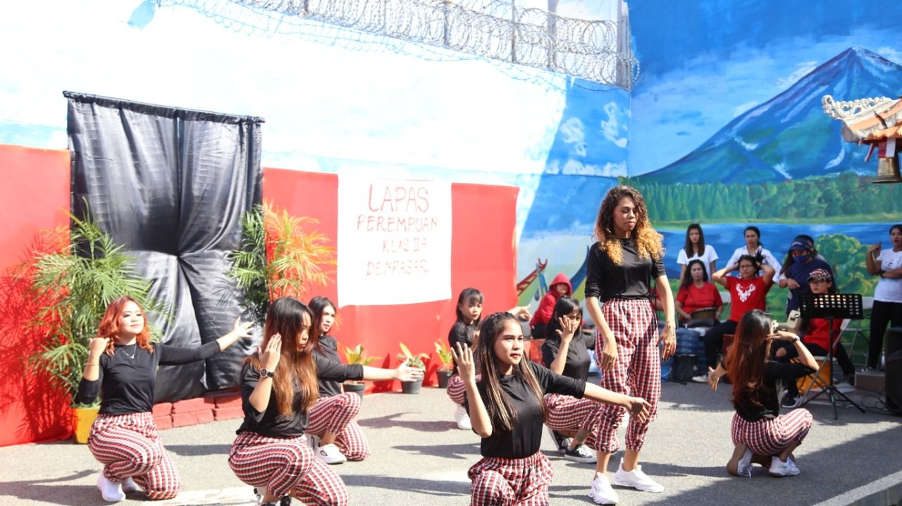 podiumnews.com-100 Warga Binaan Lapas Kerobokan Ikuti Parade Seni Peringati HUT RI