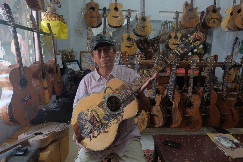 podiumnews.com-Seniman Ukir di Bali Pasarkan Gitar Hingga Mancanegara Lewat Medsos
