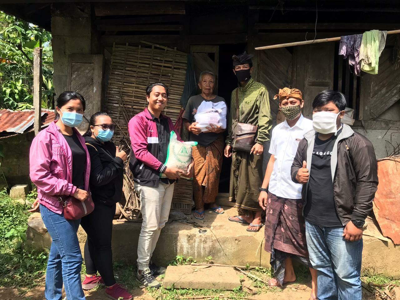 podiumnews.com-Belum Resmi Dilantik, PK APHB Gianyar Salurkan Bantuan Sosial Kepada Lansia