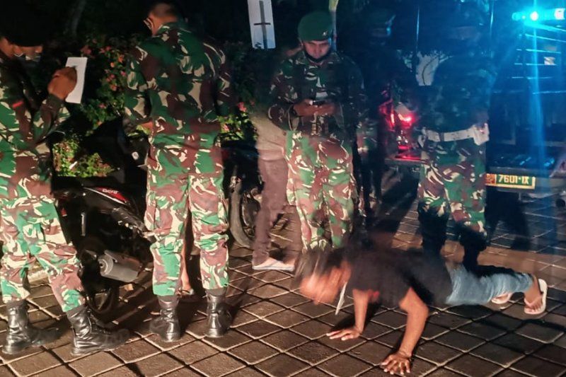 Dandim Badung Beri Sanksi "Push Up" Pelanggar Protokol Kesehatan 