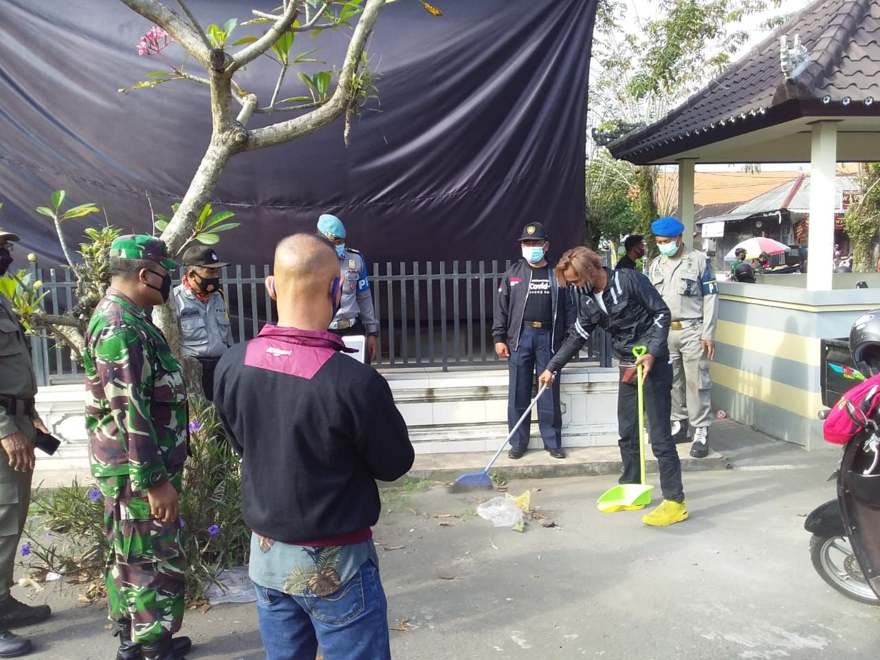 Ratusan Pelanggar Terjaring Saat Operasi Masker di Pasar Beringkit