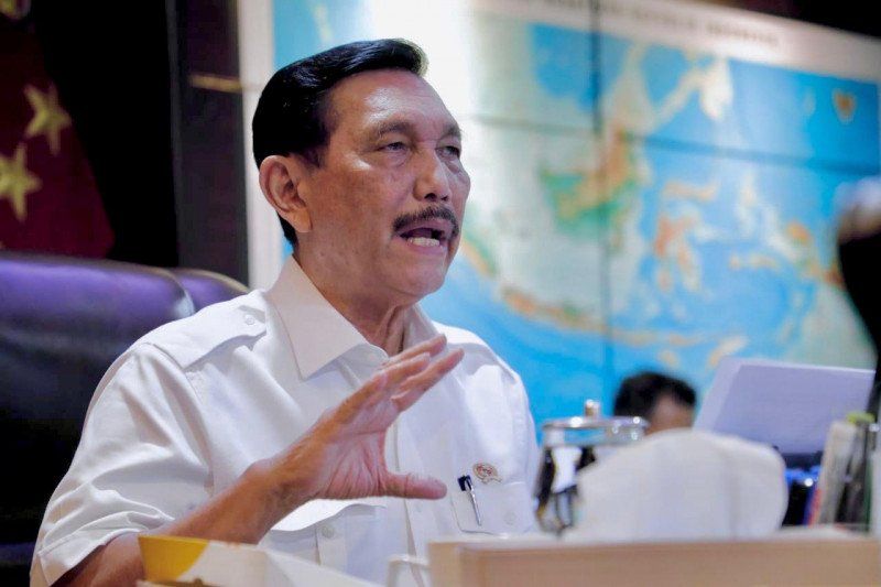 Luhut Minta Produsen Farmasi Nasional Percepat Produksi Obat Covid-19