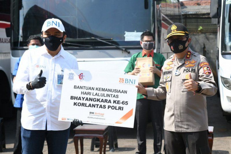 podiumnews.com-Rayakan Hari Lalu Lintas, Korlantas Bagikan Sembako ke Pengemudi Bus