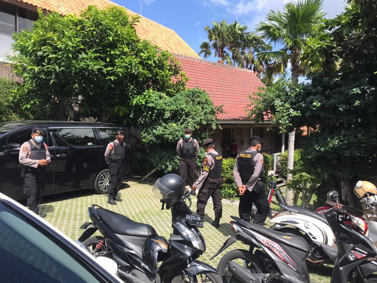 podiumnews.com-Suiasa Temui Tokoh Masyarakat Tumbak Bayuh dengan Pengawalan Ketat Polisi