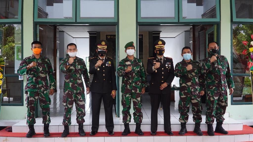 podiumnews.com-Kapolres Badung-Kapolresta Denpasar Datangi Makodim Badung Rayakan HUT TNI  