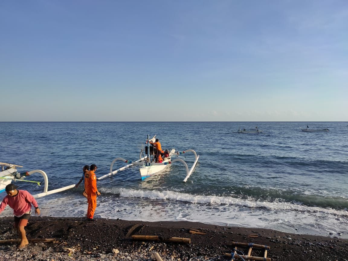 Jukung Terbalik Diterjang Ombak Timpa Dua Nelayan di Penuktukan, Satu Hilang