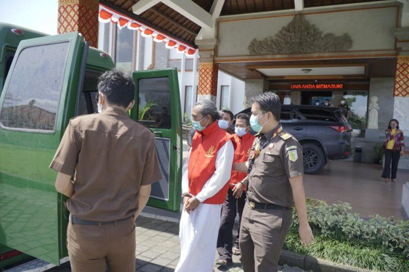 podiumnews.com-Kejari Badung Terima Pelimpahan Tiga Tersangka Kasus Korupsi LPD