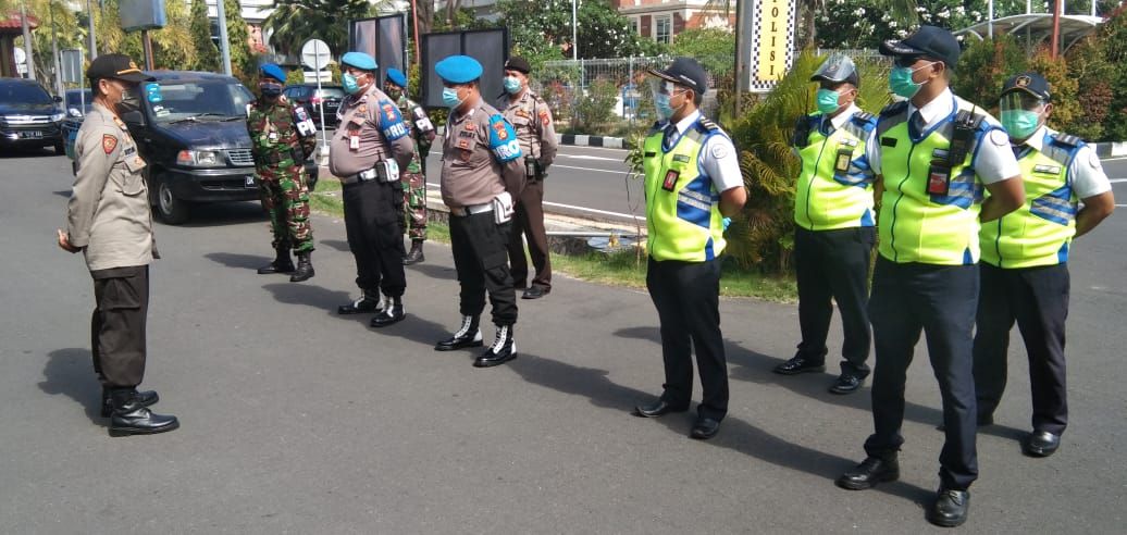 podiumnews.com-Satgas Tertibkan Layang-layang di Area Bandara Ngurah Rai
