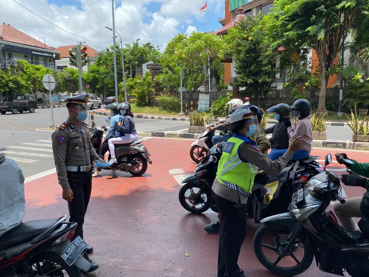 podiumnews.com-Polresta Denpasar Bagikan 300 Masker Saat Ops Zebra