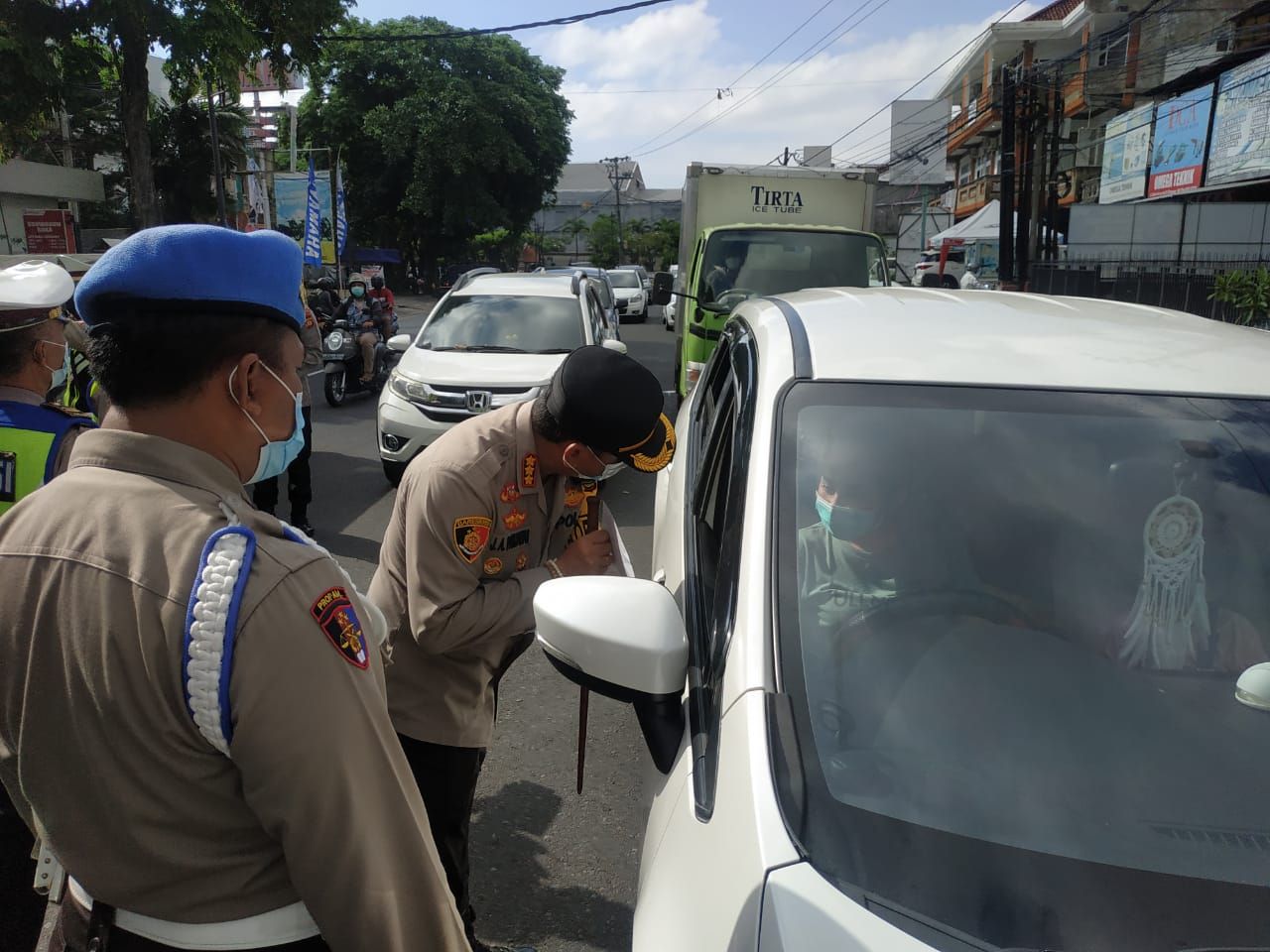 podiumnews.com-Polres Denpasar Gelar Razia Pengendara Tak Pakai Masker 
