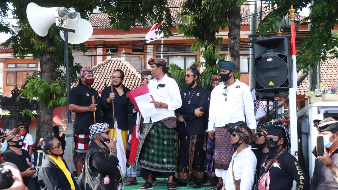 Ratusan Massa Menggelar Unjuk Rasa Ungkap Kekecewaan Terhadap AWK