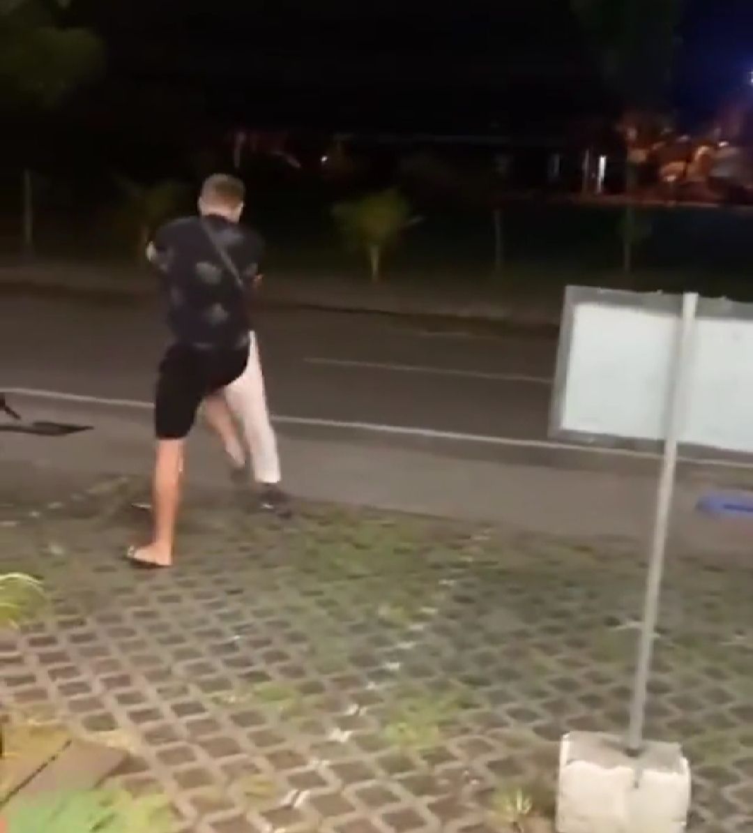 podiumnews.com-Dua Bule Terlibat Baku Hantam Viral di Medsos