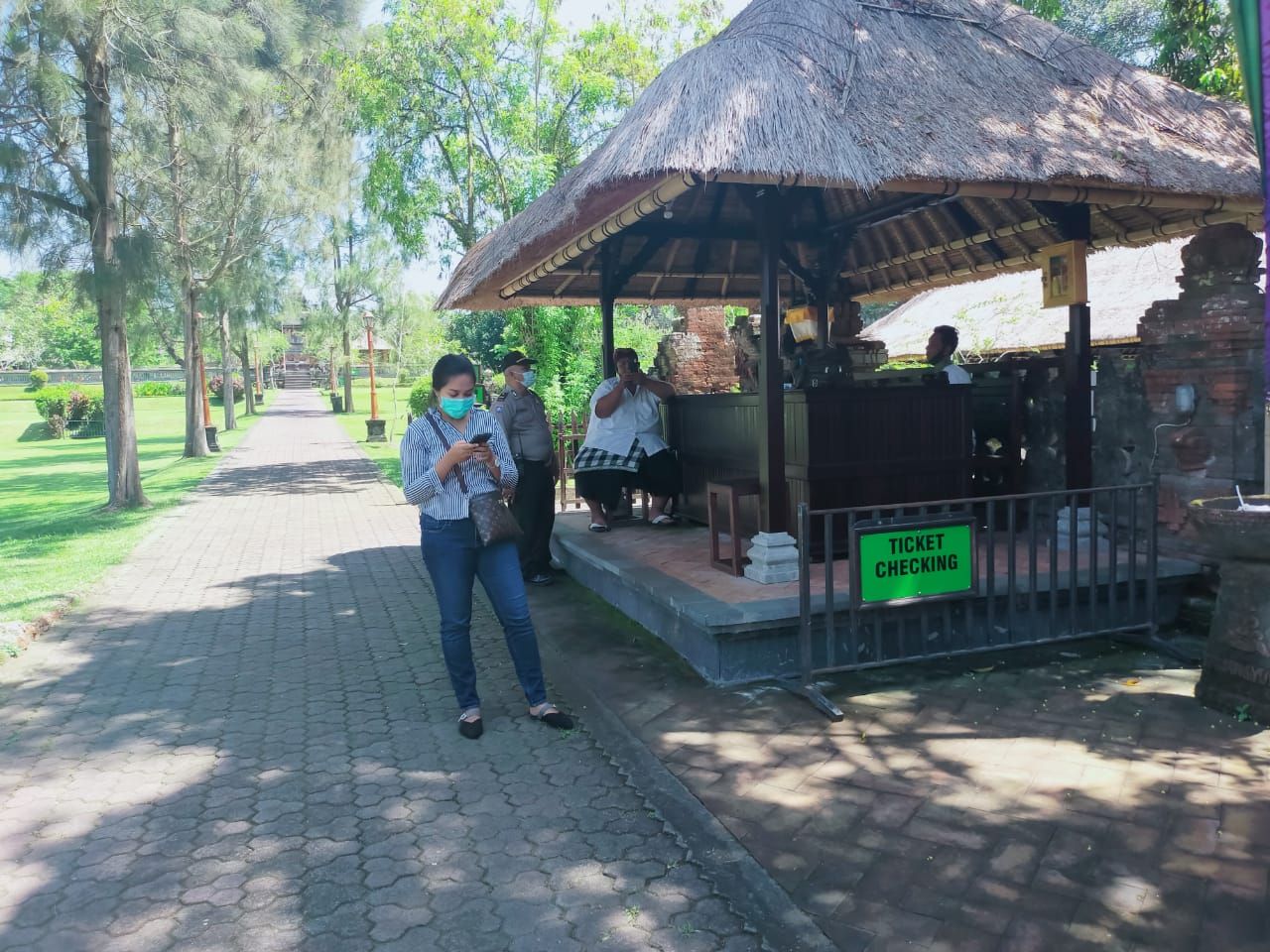 podiumnews.com-Polres Badung Gelar Operasi Yustisi di Pura Taman Ayun 