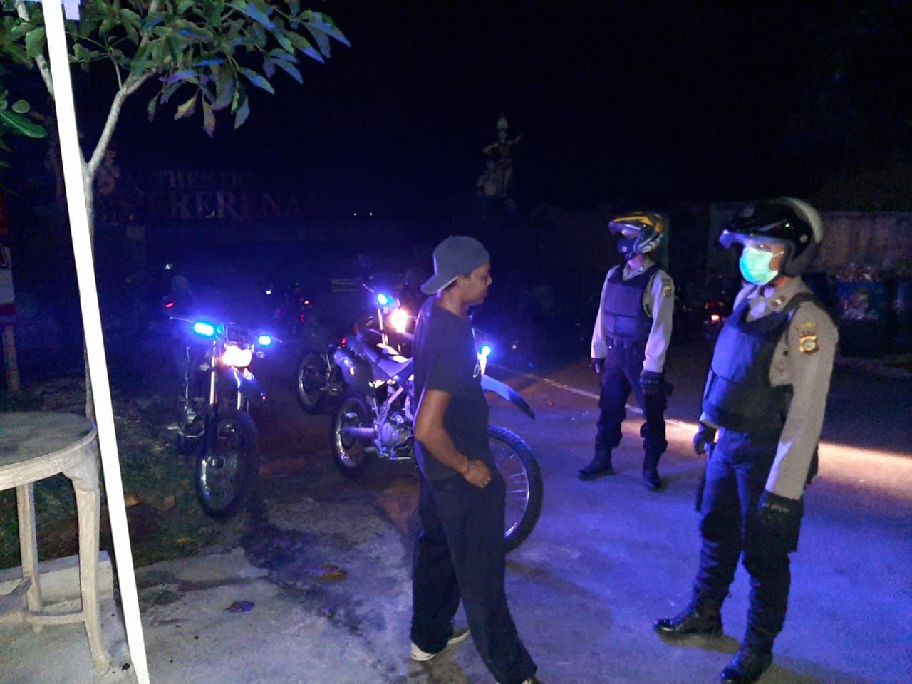 Patroli Biru Polres Badung Sosialisasikan Prokes ke Warga