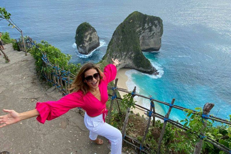 podiumnews.com-Indah Kalalo Kampanye CHSE Sekaligus Promosikan Keindahan Nusa Penida, 