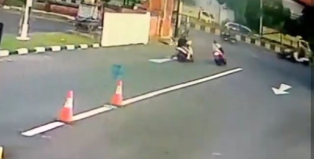 podiumnews.com-Seorang Pejambret Turis Asing Terekam CCTV Viral di Medsos