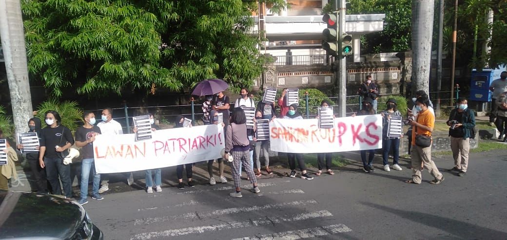 Mahasiswi UNUD Gelar Aksi Peringati Hari Anti Kekerasan Terhadap Perempuan
