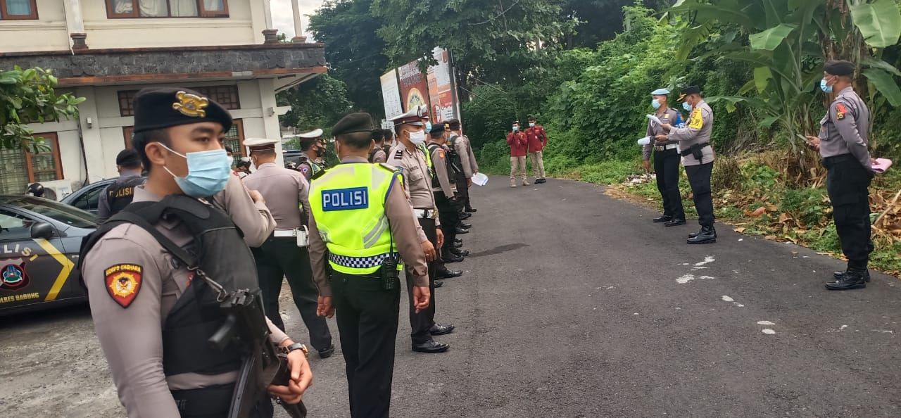 podiumnews.com-Polres Badung Kawal Distribusi Logistik Pilkada ke PPK