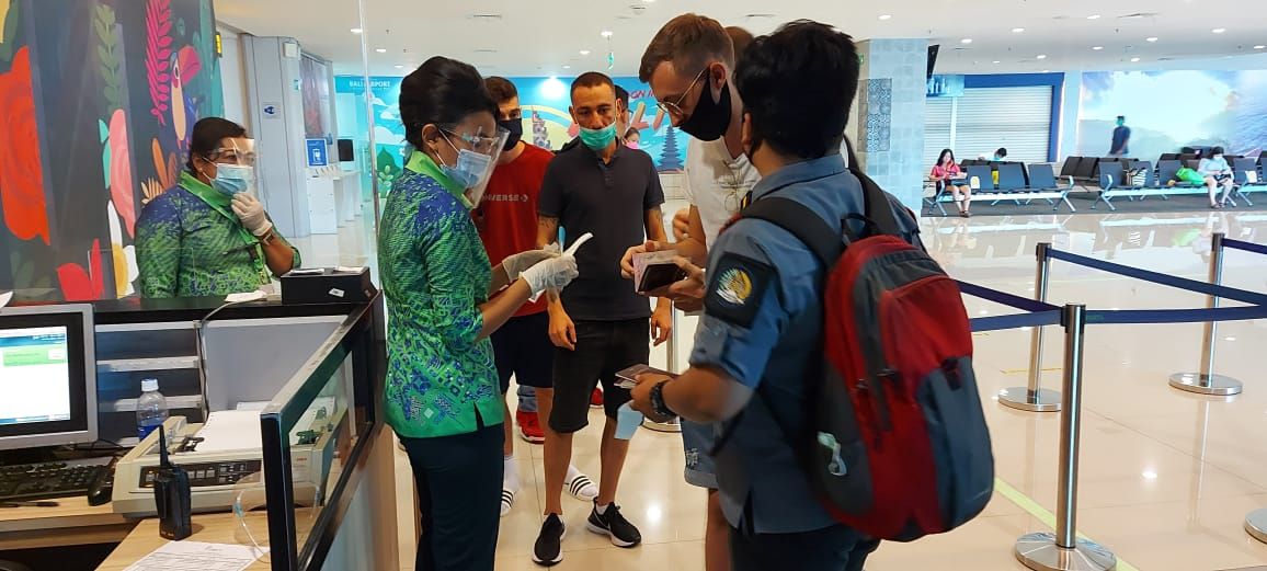 Kemenkumham Bali Deportasi Empat WNA Romania Mantan Napi Kasus Skimming