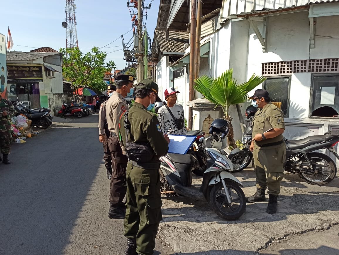Tim Yustisi Tertibkan Warga Terapkan Prokes di Kuta