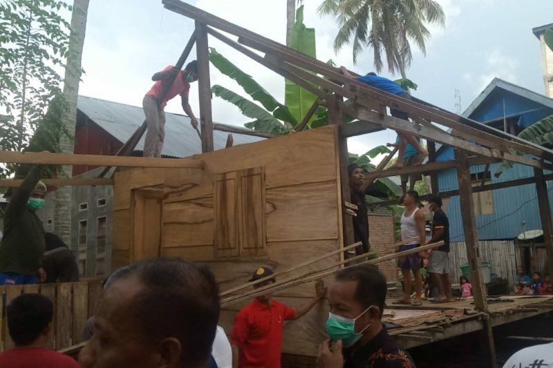 podiumnews.com-Warga di Majene Rumahnya Dibongkar Lantaran Beda Pilihan dengan Pemilik Lahan