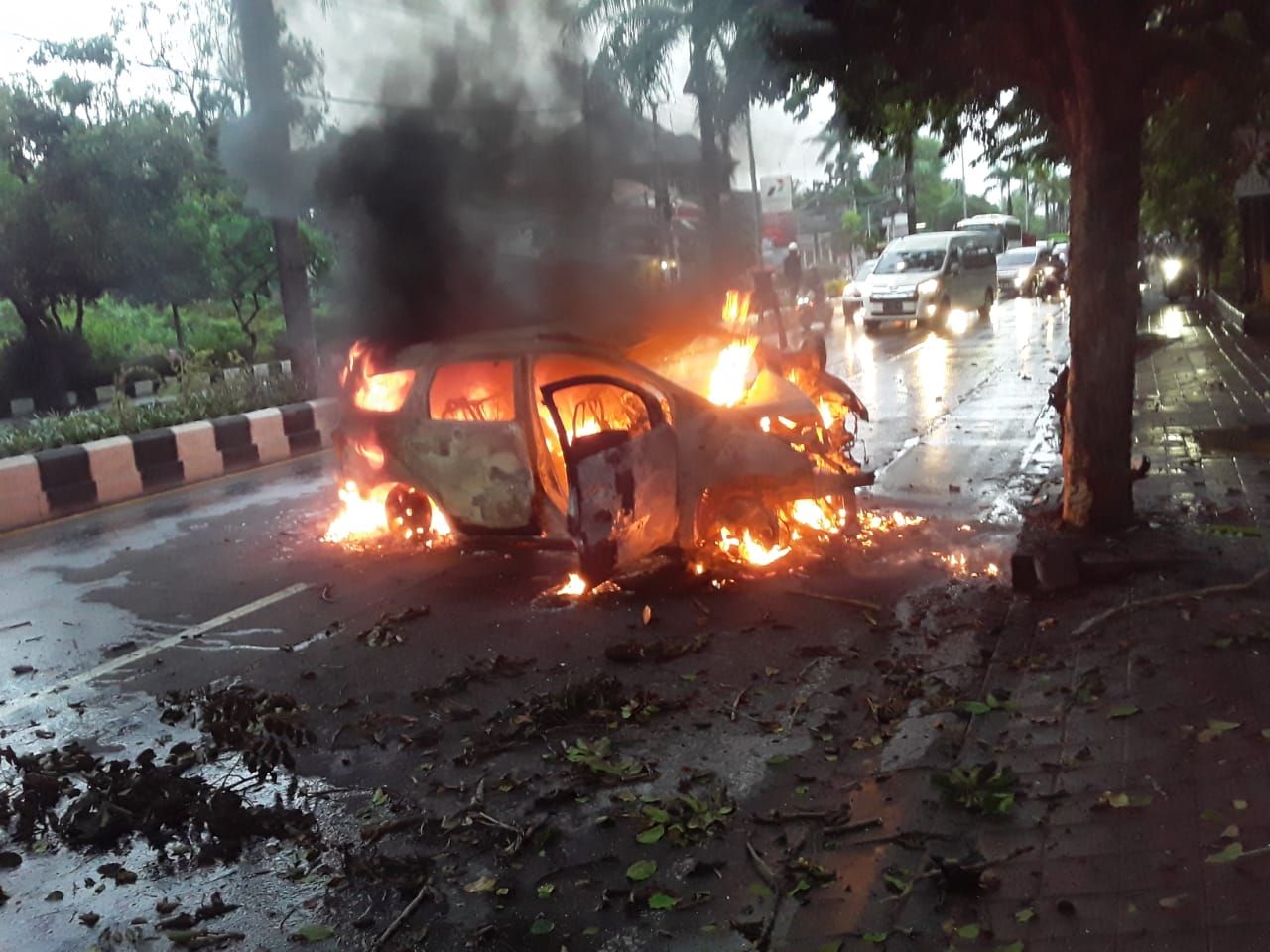 podiumnews.com-Berkendara dalam Pengaruh Alkohol, Sebuah Mobil Terguling dan Terbakar di Bypass Ngurah Rai