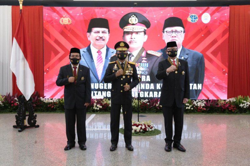 podiumnews.com-Kapolri Anugerahkan Dua Menteri Bintang Bhayangkara Utama