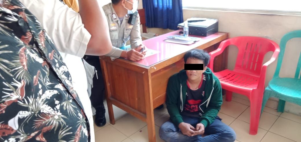 podiumnews.com-Warga Serangan Amankan Diduga Maling Uang Kepeng di Kuburan