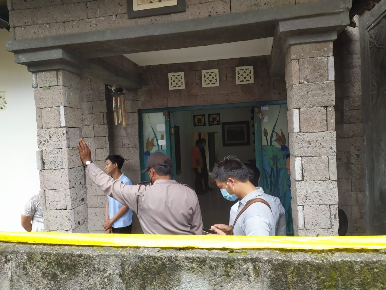 podiumnews.com-Polisi Tunggu Hasil Visum Pastikan Sebab Kematian Teller Bank di Dalam Rumah