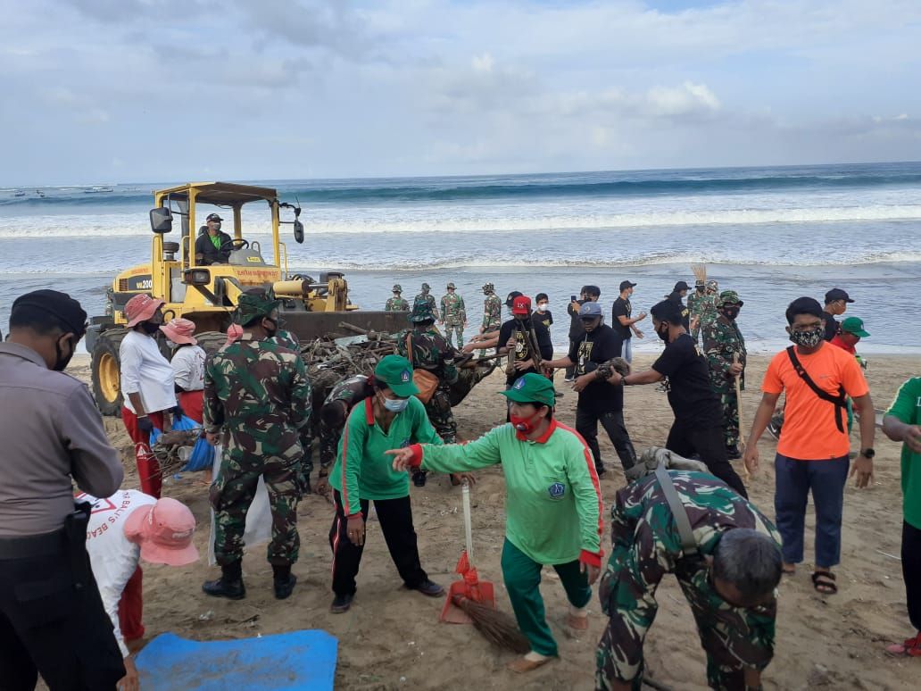 podiumnews.com-Kodam Udayana Bersama Instansi Terkait Bersihkan Sampah di Pantai Kuta