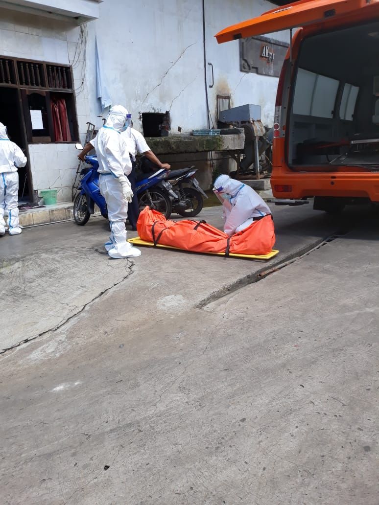 podiumnews.com-Seorang Karyawan Pabrik Es di Denpasar Ditemukan Tewas Gantung Diri