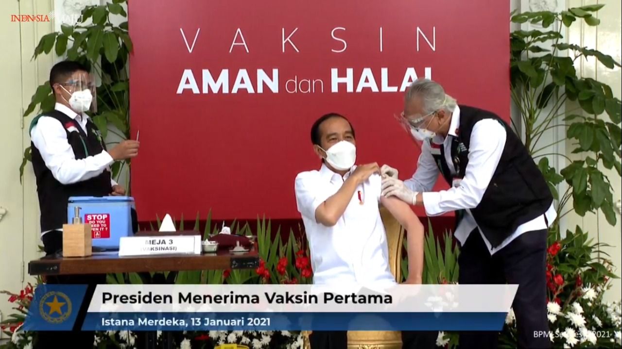 podiumnews.com-Vaksinator Grogi Saat Suntik Vaksin ke Presiden 