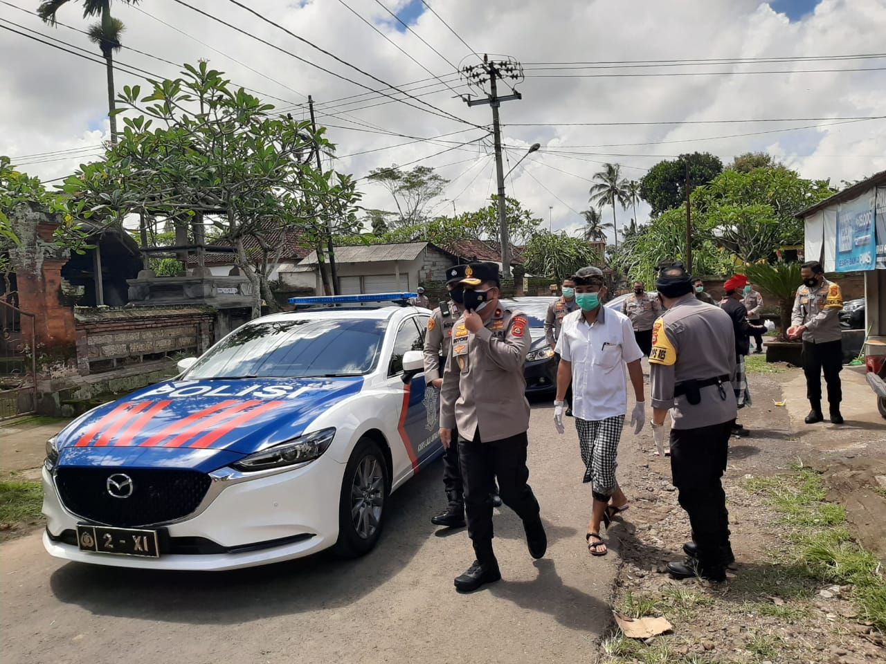 podiumnews.com-Waka Polda Bali Datangi Desa Pejeng Kangin, Gianyar Paska Puluhan Warga Terpapar Covid-19