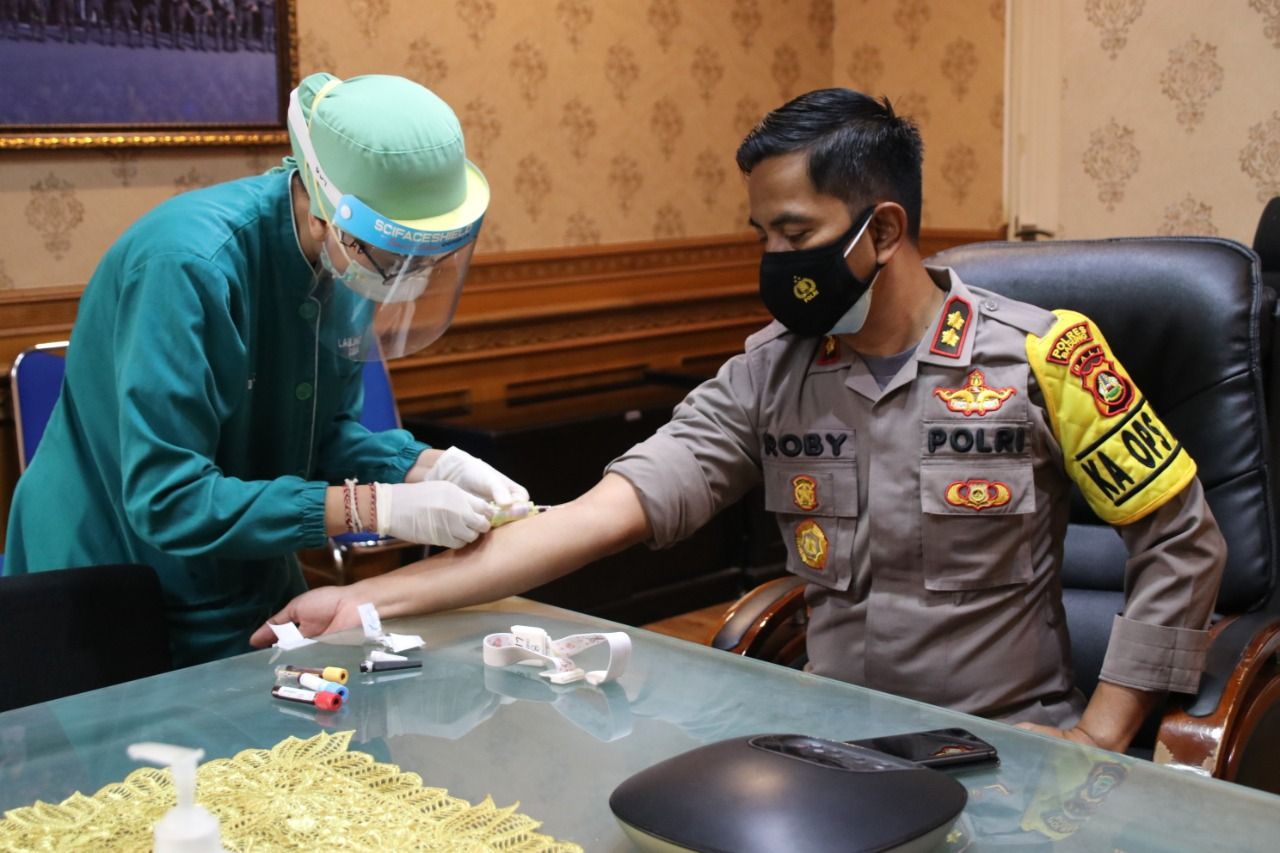 podiumnews.com-Kapolres Siap Divaksin Pertama di Badung 