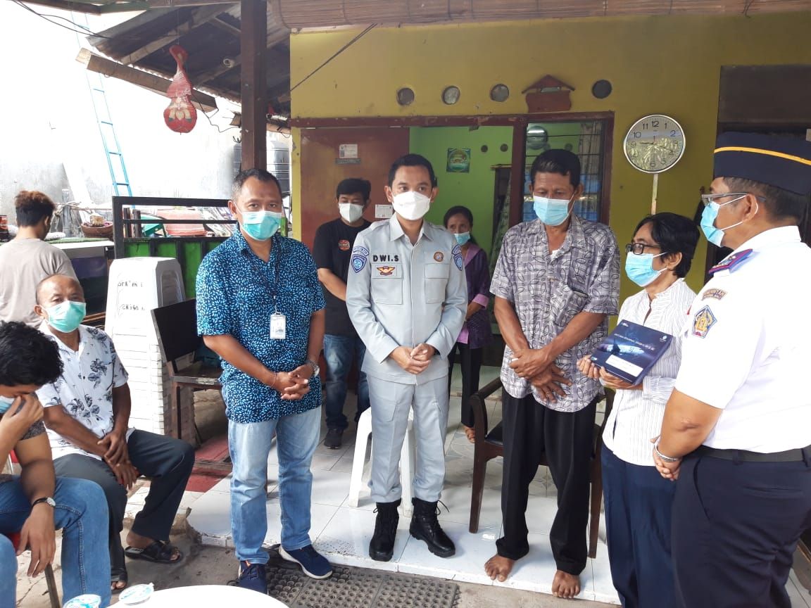 podiumnews.com-Jasa Raharja Bali Serahkan Santunan Kepada Orang Tua Pramugari Mia 