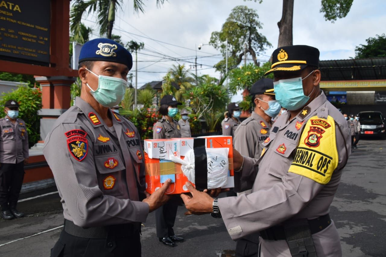 podiumnews.com-Polres Badung Bagikan Masker Kepada Seluruh Anggota