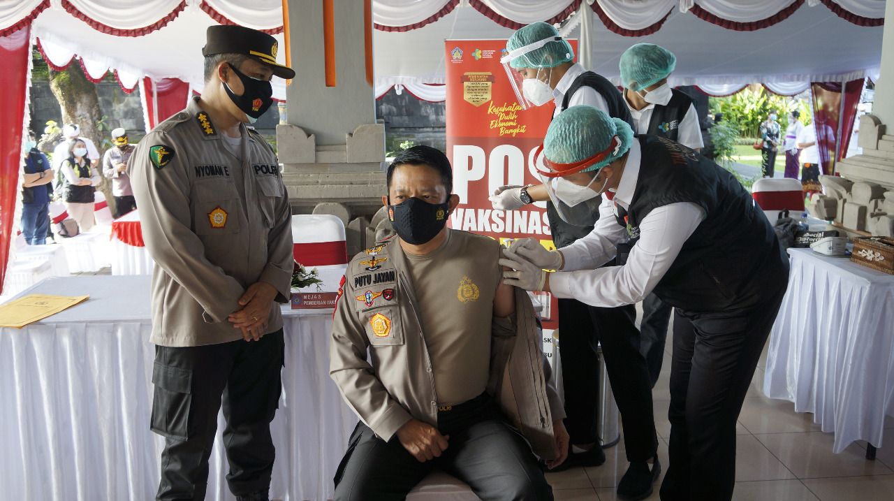 podiumnews.com-Kapolda Bali Terima Vaksinasi Covid-19 Tahap Dua