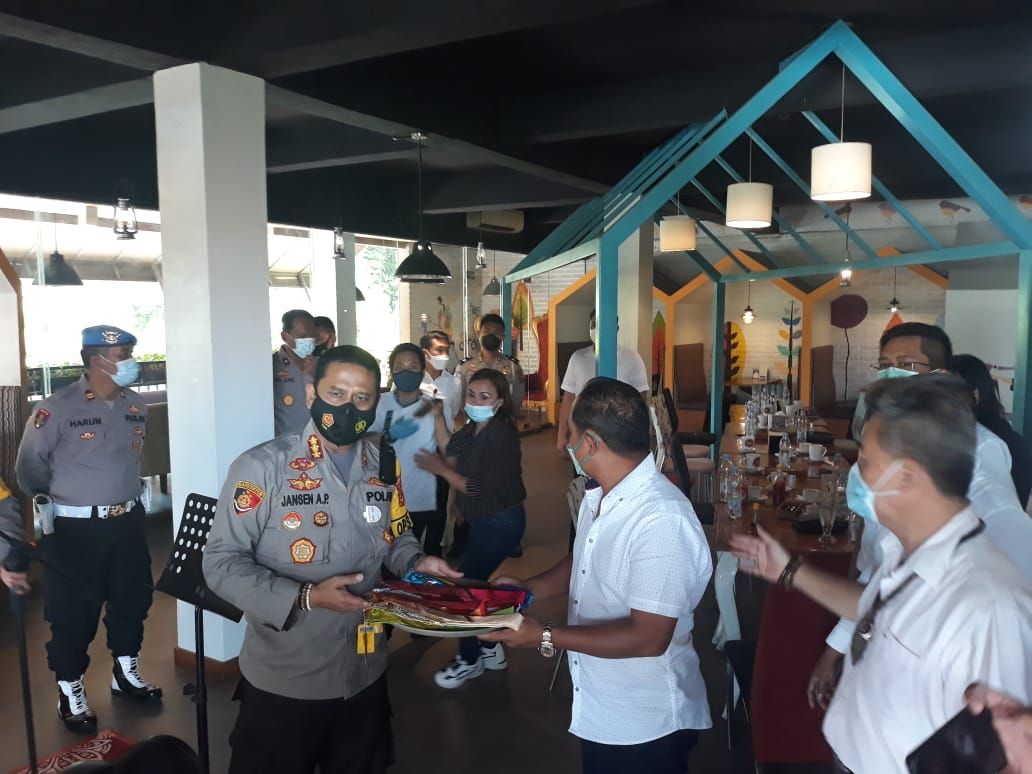 podiumnews.com-Kadin Denpasar Serahkan Bantuan Udeng dan Masker ke Polresta Denpasar