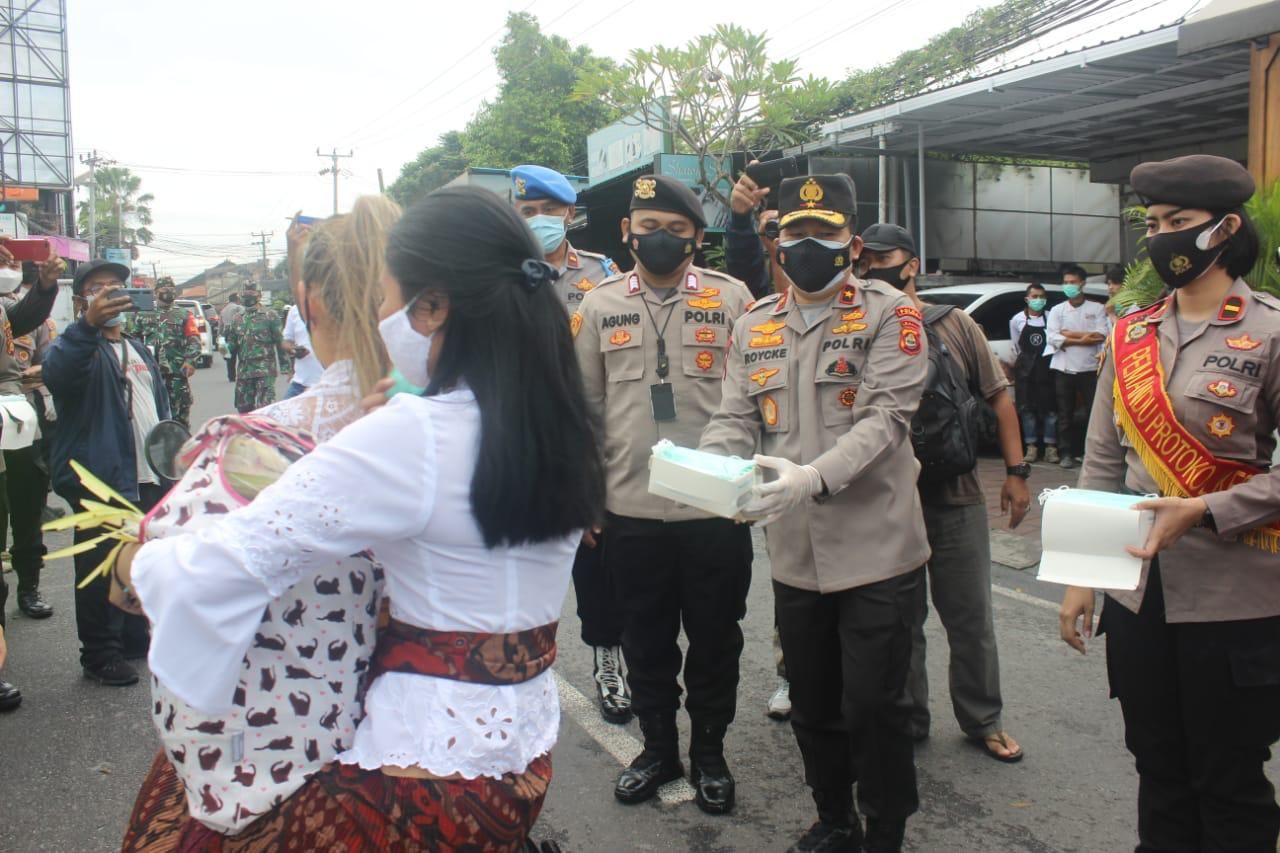 podiumnews.com-Polda Bali Bagikan 5000 Masker di Canggu