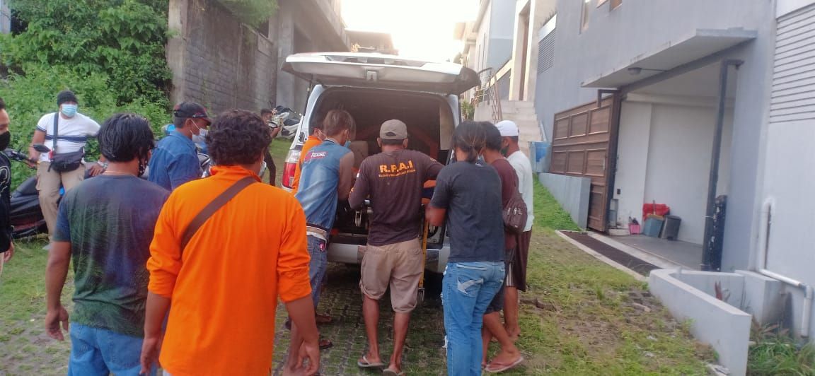 podiumnews.com-Seorang Buruh Bangunan Tewas Karena Jatuh Saat Perbaiki Atap Vila