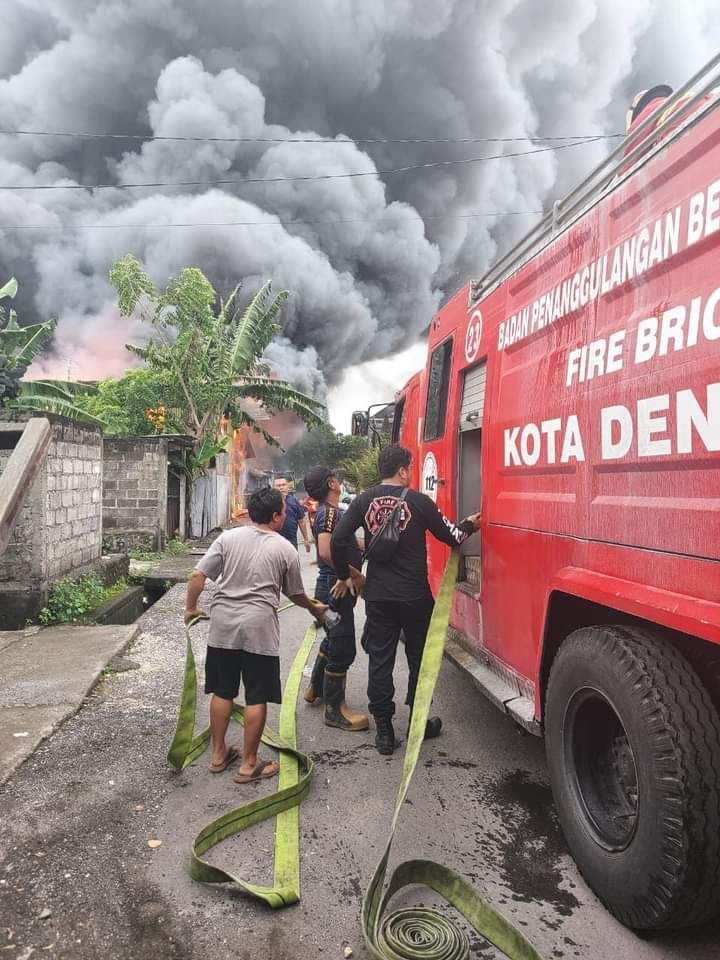 podiumnews.com-Gudang Pengepul Rongsokan di Denpasar Ludes Dilalap Api