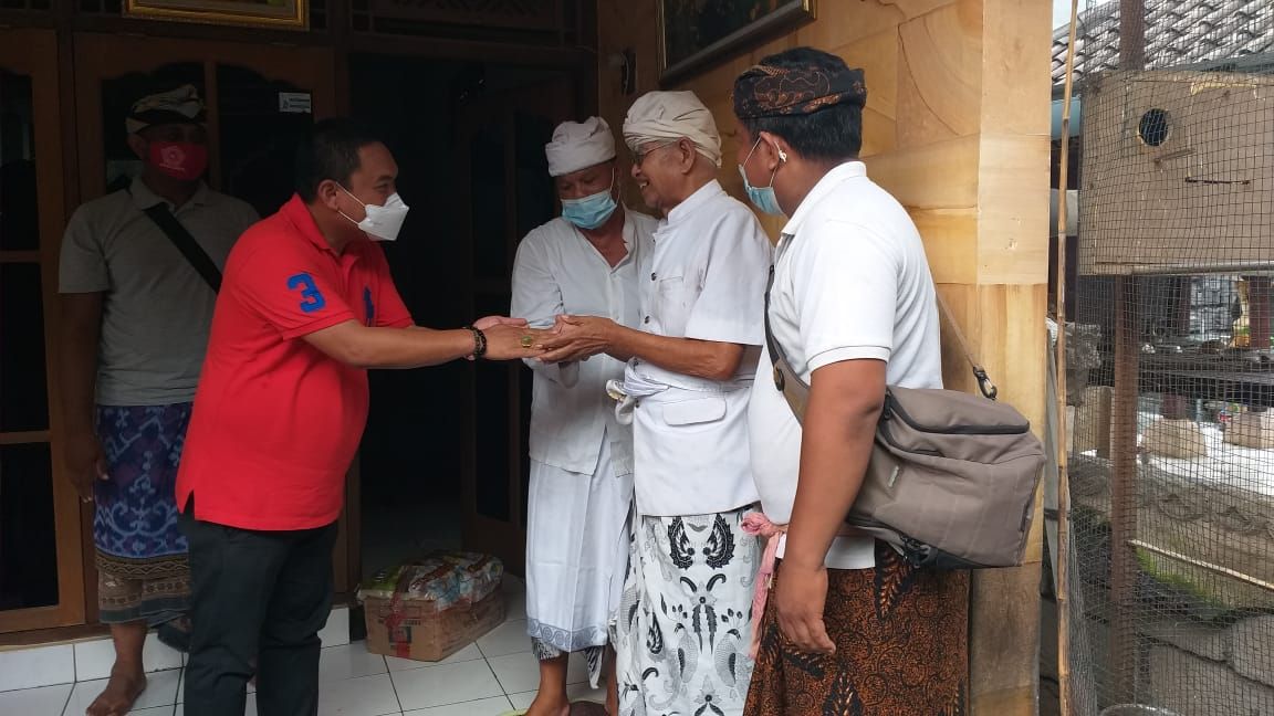 podiumnews.com-J&T Express Berikan Bantuan Pemangku Lansia di Bali