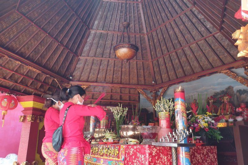 podiumnews.com-Ratusan Umat Tionghoa di Denpasar Gelar Persembahyangan Imlek
