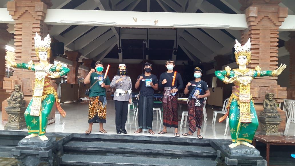 podiumnews.com-Dirlantas Polda Bali Bagikan Masker dan Senter ke Posko PPKM di Dembar