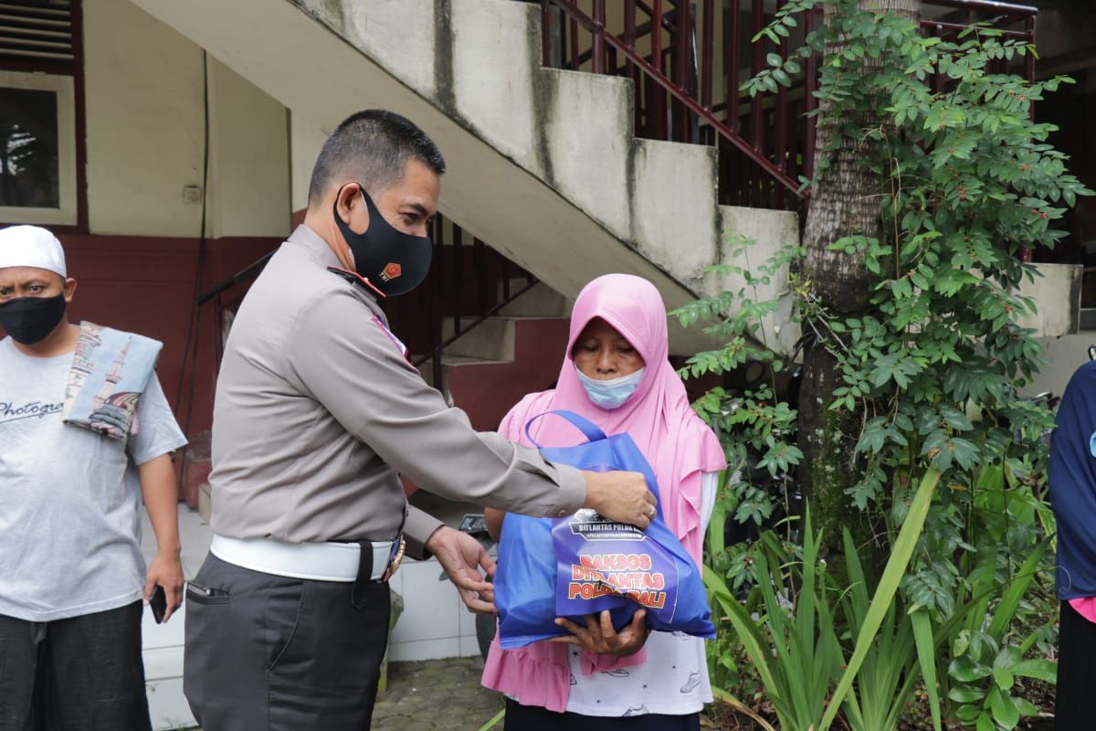 podiumnews.com-Dirlantas Polda Bali Beri Bantuan Korban Kebakaran di Denpasar