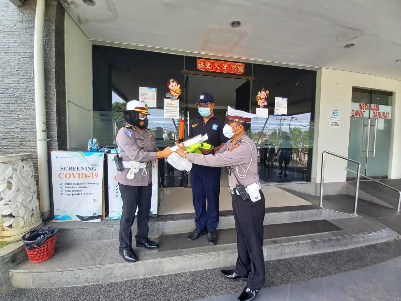 podiumnews.com-Polisi Imbau Prokes dan Bagikan Masker di Badung